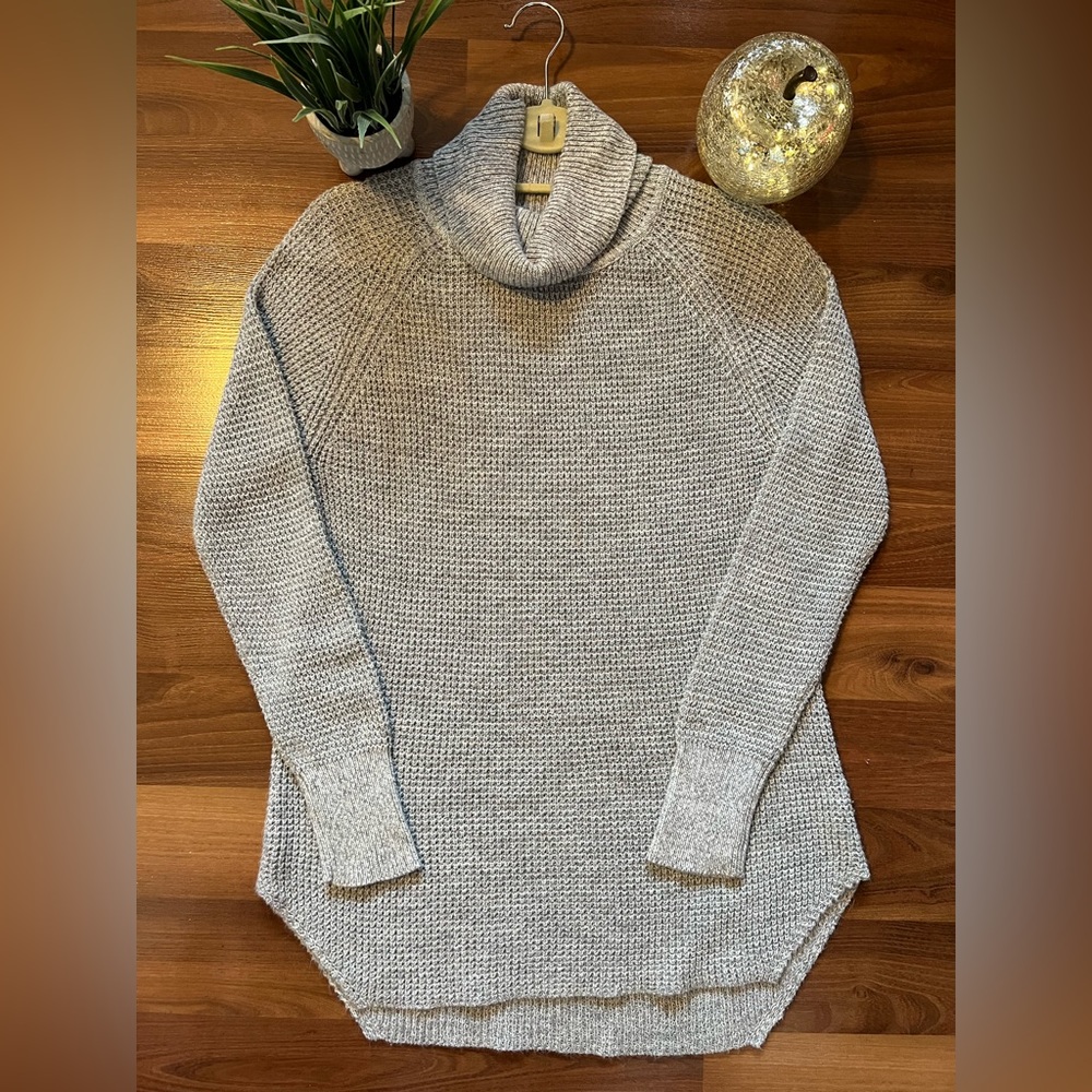 Seven💗Sisters turtleneck sweater.